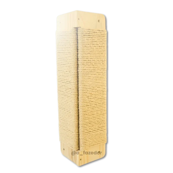 Arranhador para gatos em formato de canto, feito de madeira com corda natural.