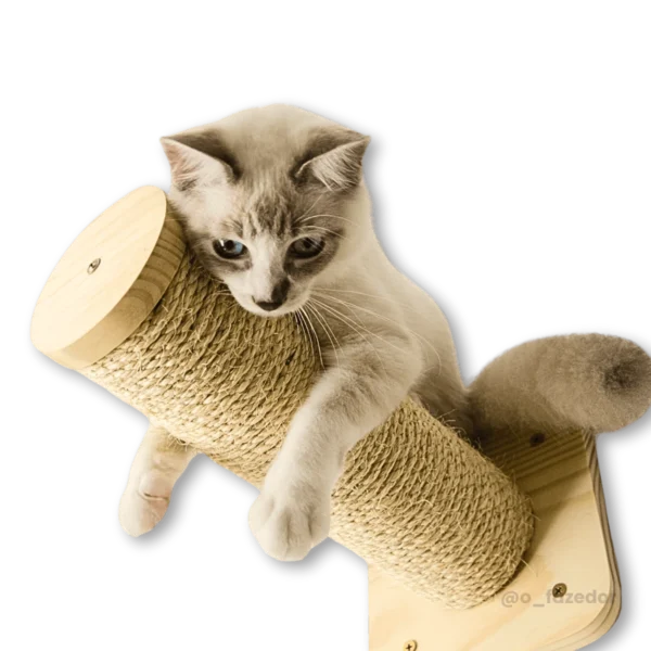 Arranhador de sisal com base de madeira para gatos.