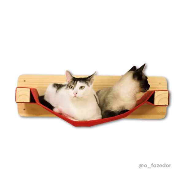 Cama suspensa para gatos com estrutura de madeira e tecido vermelho.