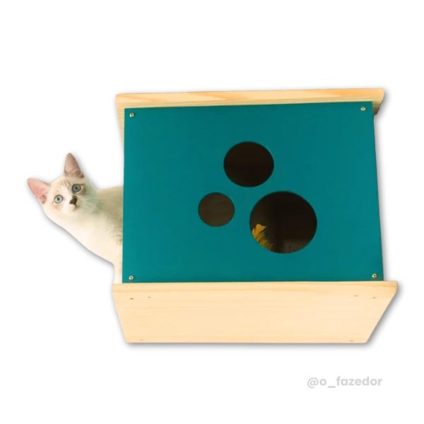 Casa para gatos de madeira com tampo azul e buracos para acesso.