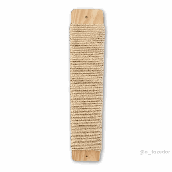 Arranhador de parede com estrutura de madeira e superfície de sisal para gatos.
