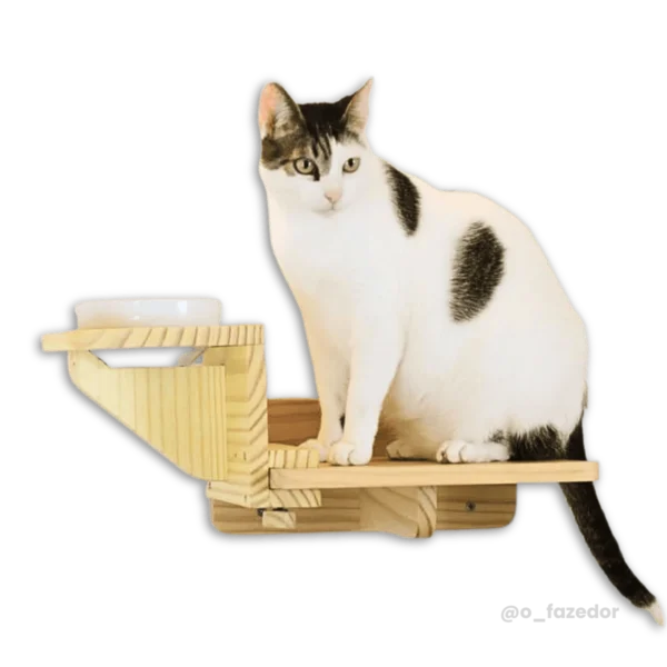 Prateleira de madeira para gatos com tigela embutida, ideal para ambientes domésticos.
