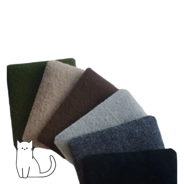 Conjunto de almofadas de feltro em diferentes cores para gatos.