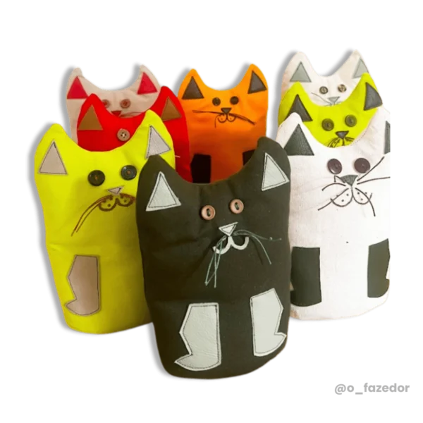 Brinquedos em formato de gato coloridos, feitos de tecido, destinados a gatos.
