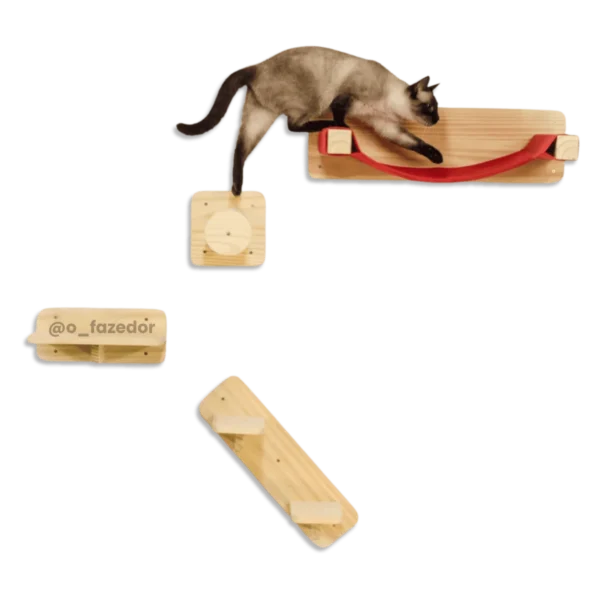 Estrutura de madeira para gatos, composta por prateleiras e um espaço para descanso.