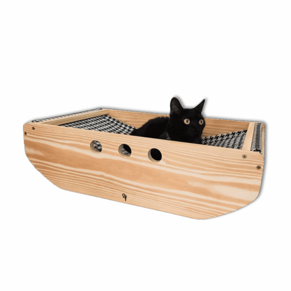 Camas de madeira para gatos com design em forma de barco.