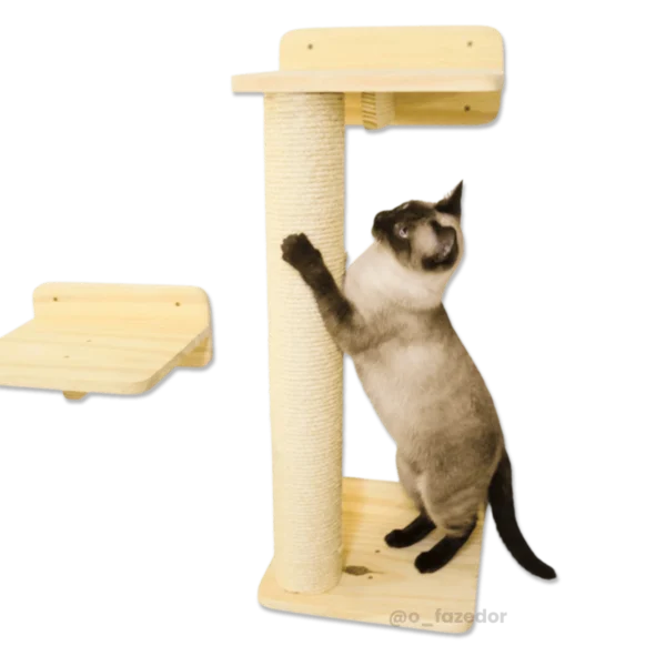 Arranha-céu de madeira para gatos com plataforma e sisal.