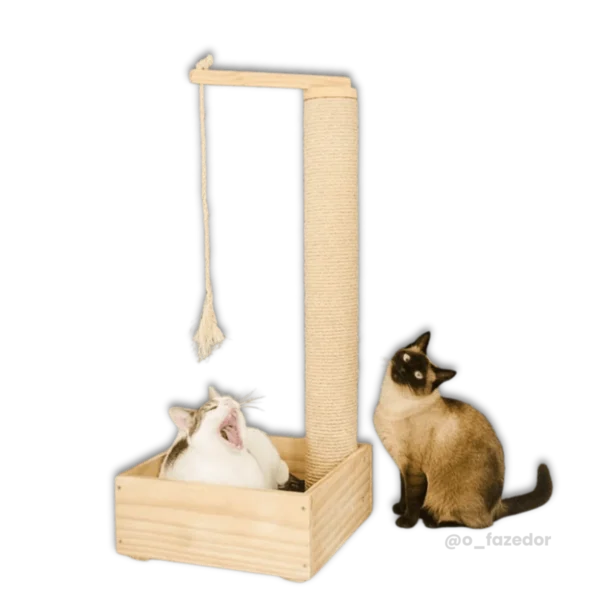 Arranhador de gato de madeira com corda e brinquedo pendurado, acompanhado por dois gatos.