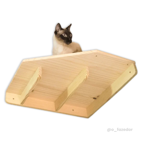 Prateleira de madeira natural para gatos com design em formato de losango.