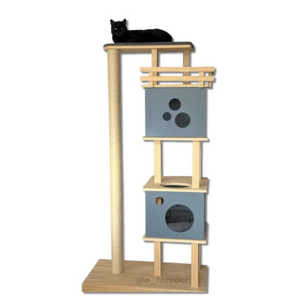 Arranha-céu para gatos em madeira com duas casas e plataforma superior.