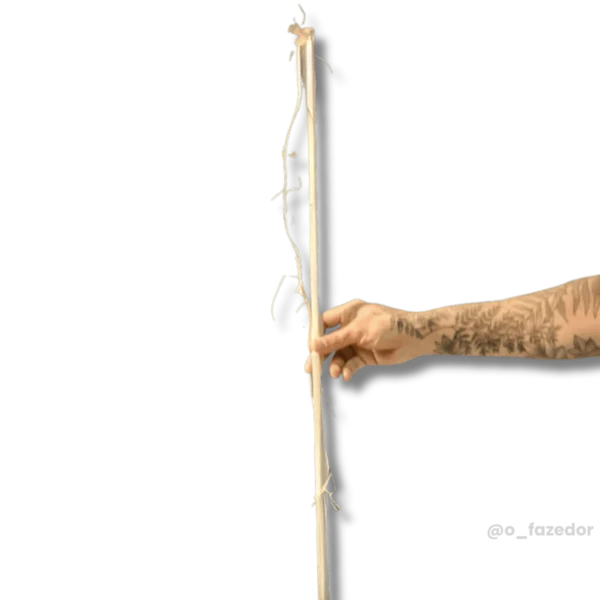 Varinha de brincar para gatos com cordas penduradas, segurada por uma mão.