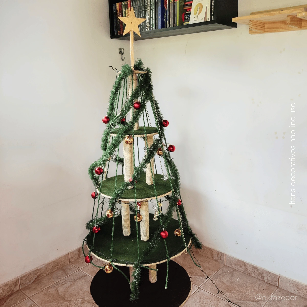 Árvore para gatos com decoração natalina, fabricada pela empresa O Fazedor.