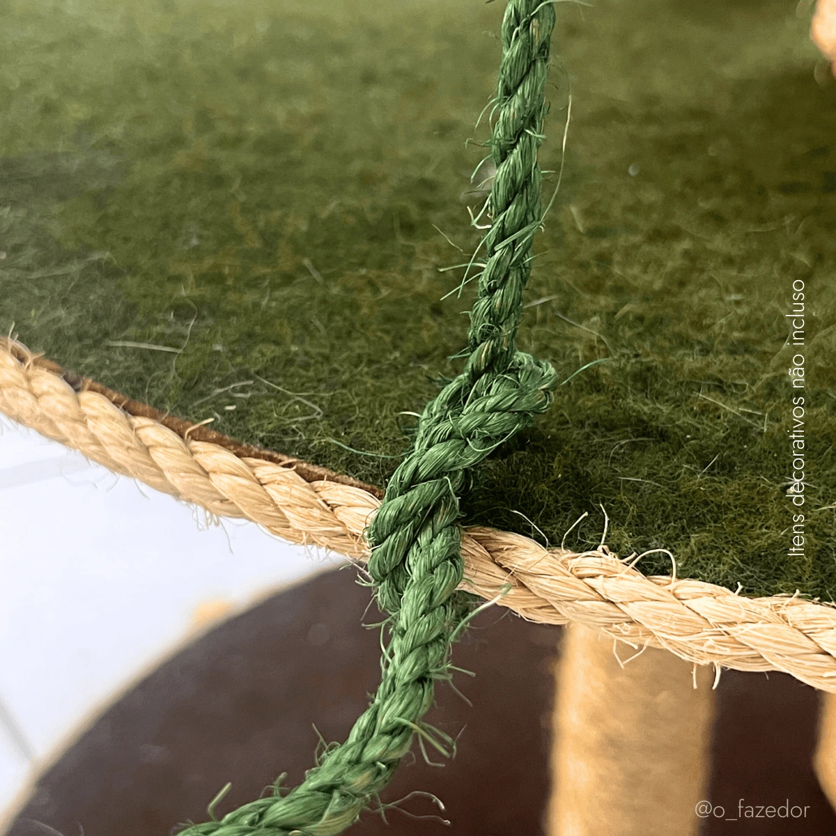 Detalhe da árvore para gatos ARVORE-GATALINA, mostrando a base verde e cordas trançadas.