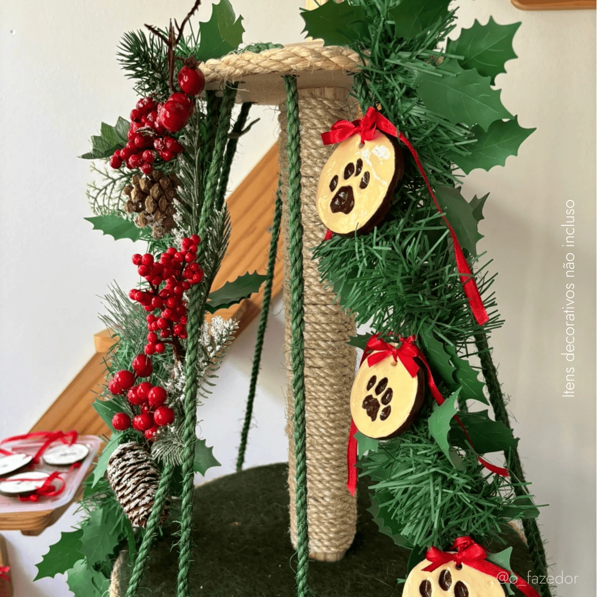 Árvore para gatos decorada com elementos natalinos.
