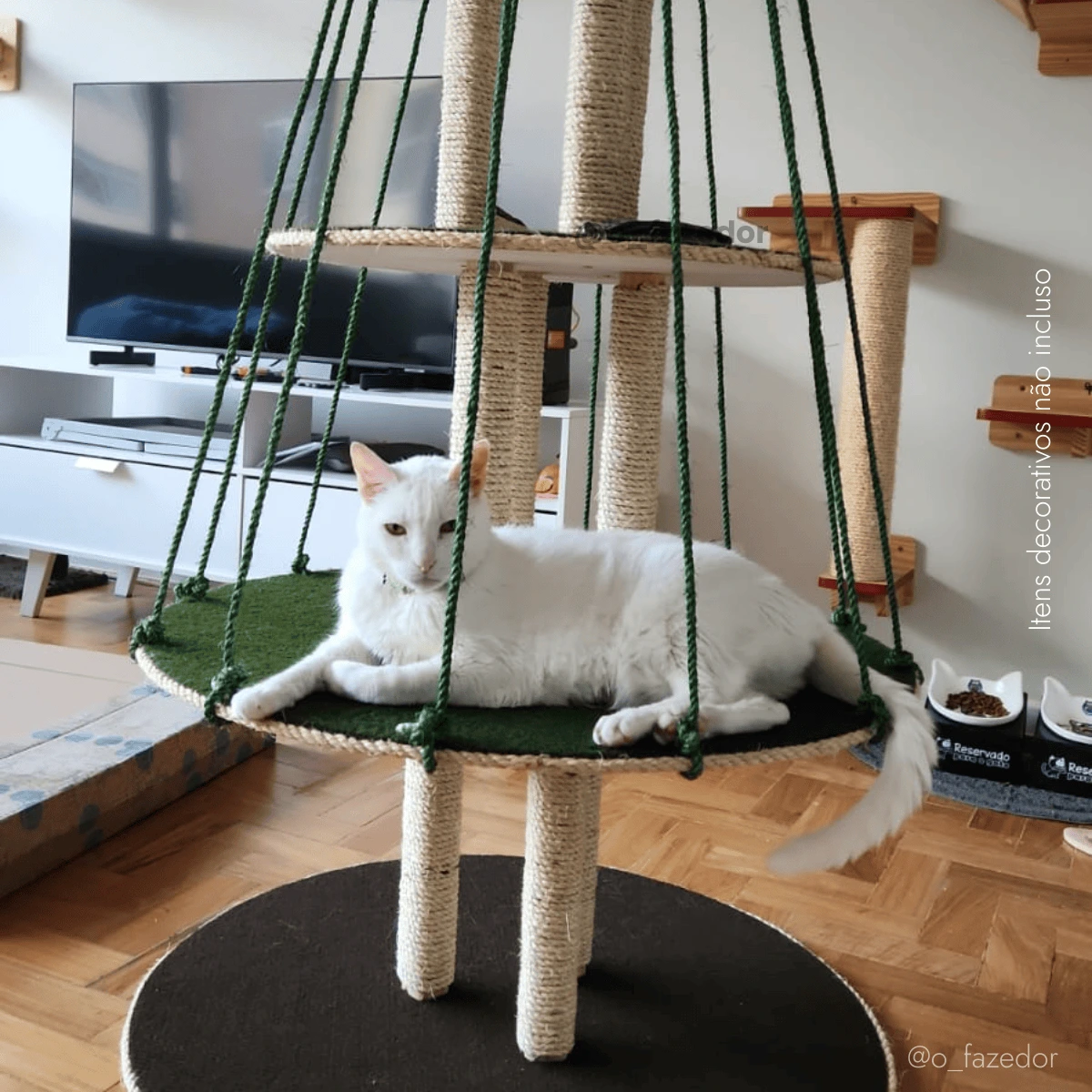 Árvore para gatos da O Fazedor com um gato branco descansando em cima.